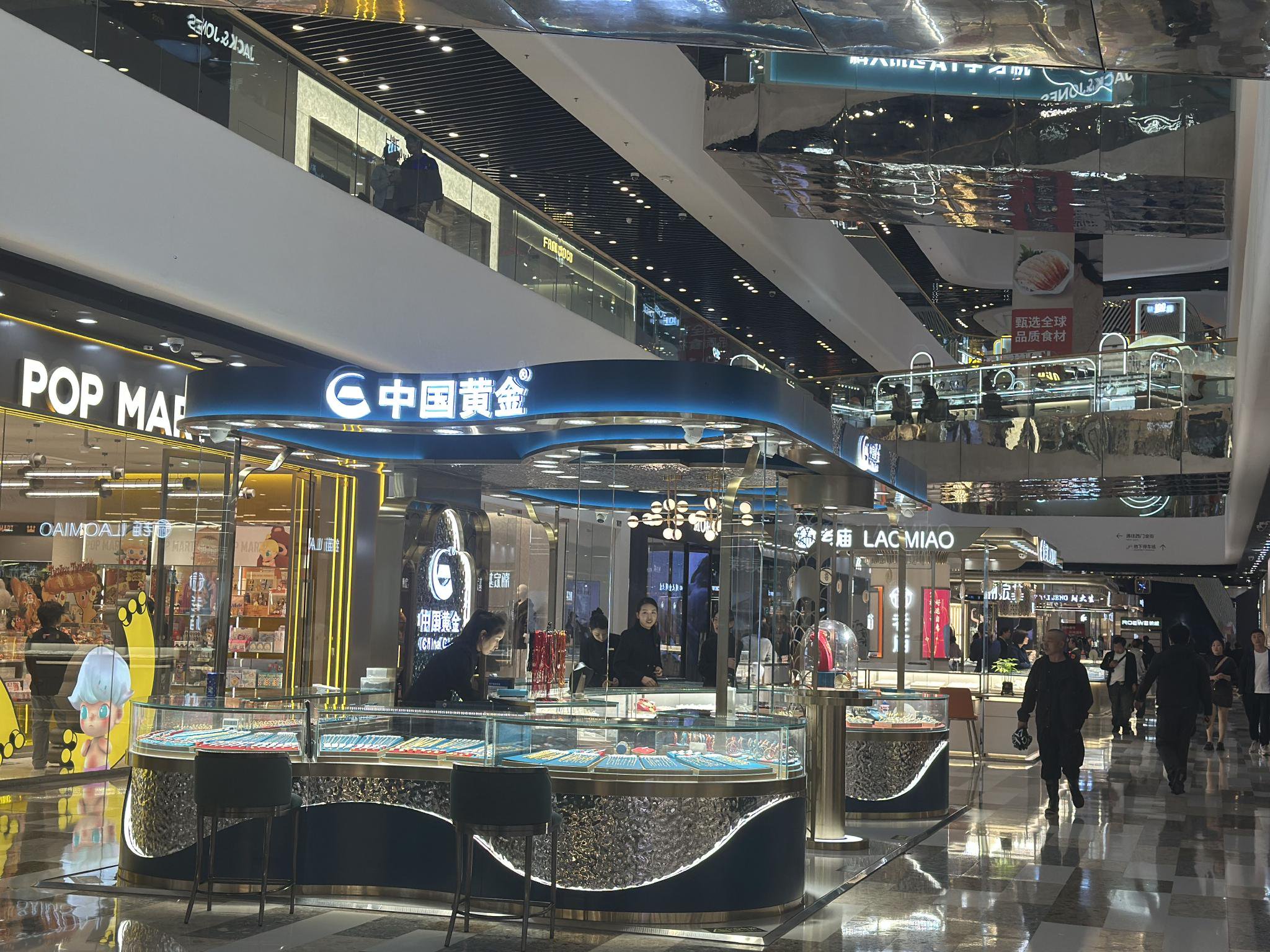中国黄金万达广场店 时代周报记者摄