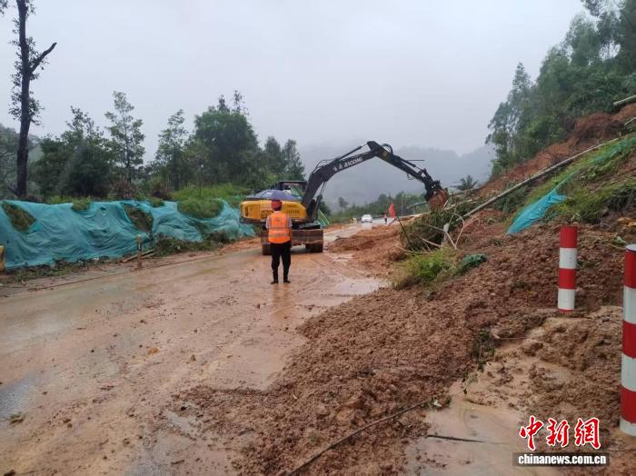 圖為挖掘機在清理寧明縣塌方公路上的泥土。寧明縣融媒體中心 供圖