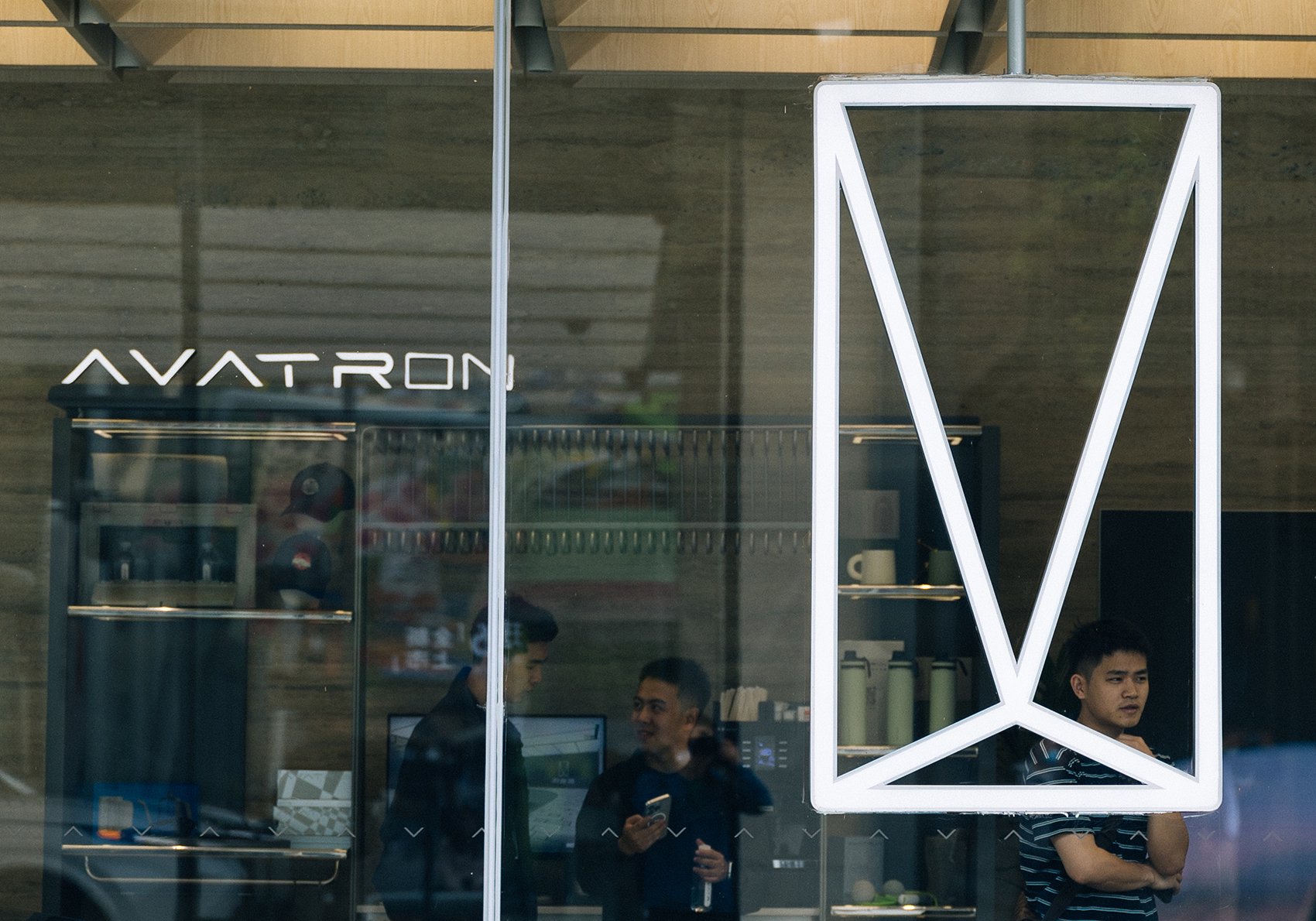 一阿维塔06起火致8车烧毁，阿维塔最新回应！