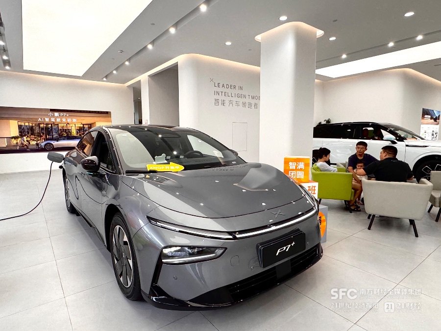 （小鵬4S店中來詢價的消費者依舊不少 本報記者焦文娟/攝）