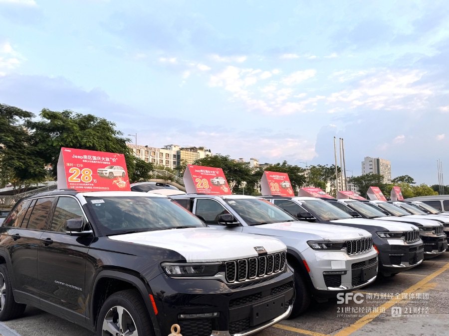 （Jeep大切諾基車型一口價限時28萬元 本報記者焦文娟/攝）