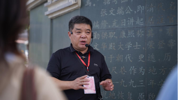2025年9月8日,张耘讲解六尺巷故事真正做到了“如数家珍”。(安庆市新闻传媒中心 汪飞龙 摄)