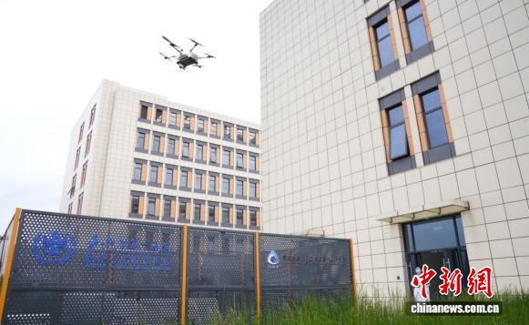 嘉興一家醫院上空，無人機正在運送醫療物資。南湖區委宣傳部供圖