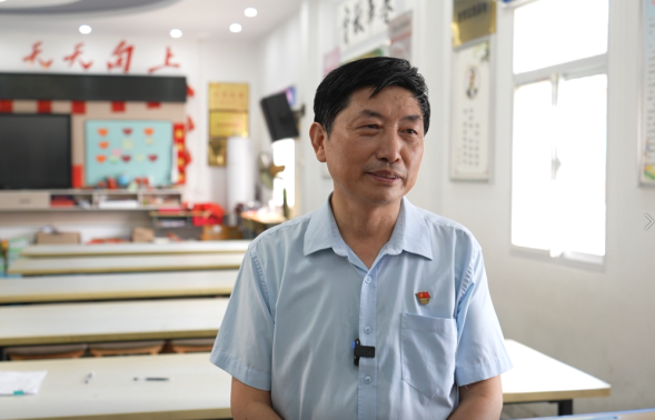 2025年9月12日,王加胜在他开办的儿童中心教室内接受记者采访。(马鞍山市新闻传媒中心倪博昊 摄)
