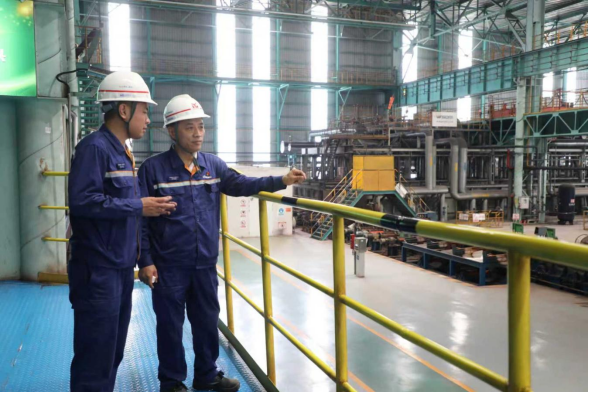 2025年9月11日,叶东华(右)与赵堂在马钢车间里当面交流。(马鞍山市新闻传媒中心孙道军 摄)