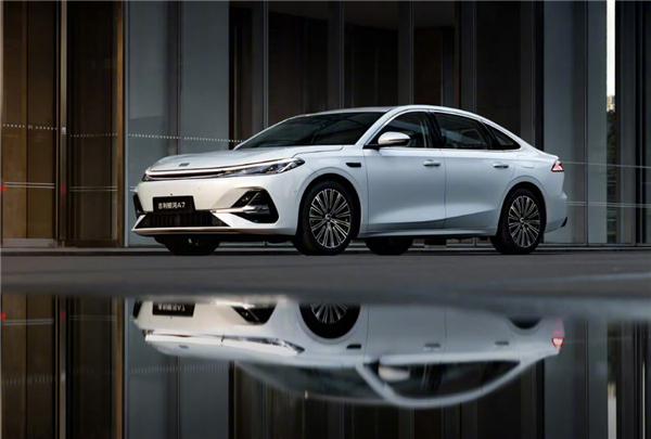 8.18万起 吉利再造爆款！全新银河A7上市2月交付破30000辆