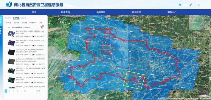 “遥瞰荆楚——湖北省自然资源卫星遥感服务系统”可供社会公众用户快速浏览查询我省卫星遥感影像资源。 (方芳 摄)