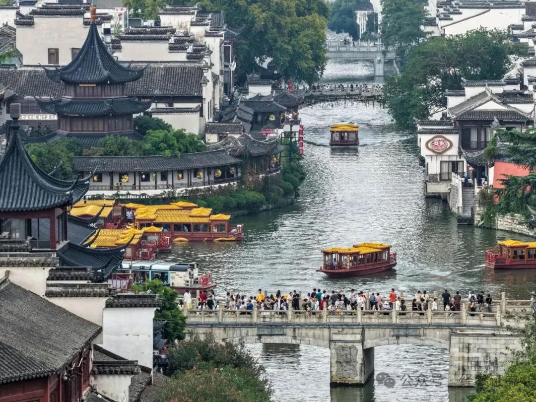 图为游客在江苏省南京市秦淮区的夫子庙景区休闲游玩（无人机照片）。新华社记者　李博　摄