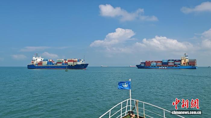 10月10日，海南洋浦港航道中外段首次實現萬噸級船舶雙向通航。海南海事局 供圖