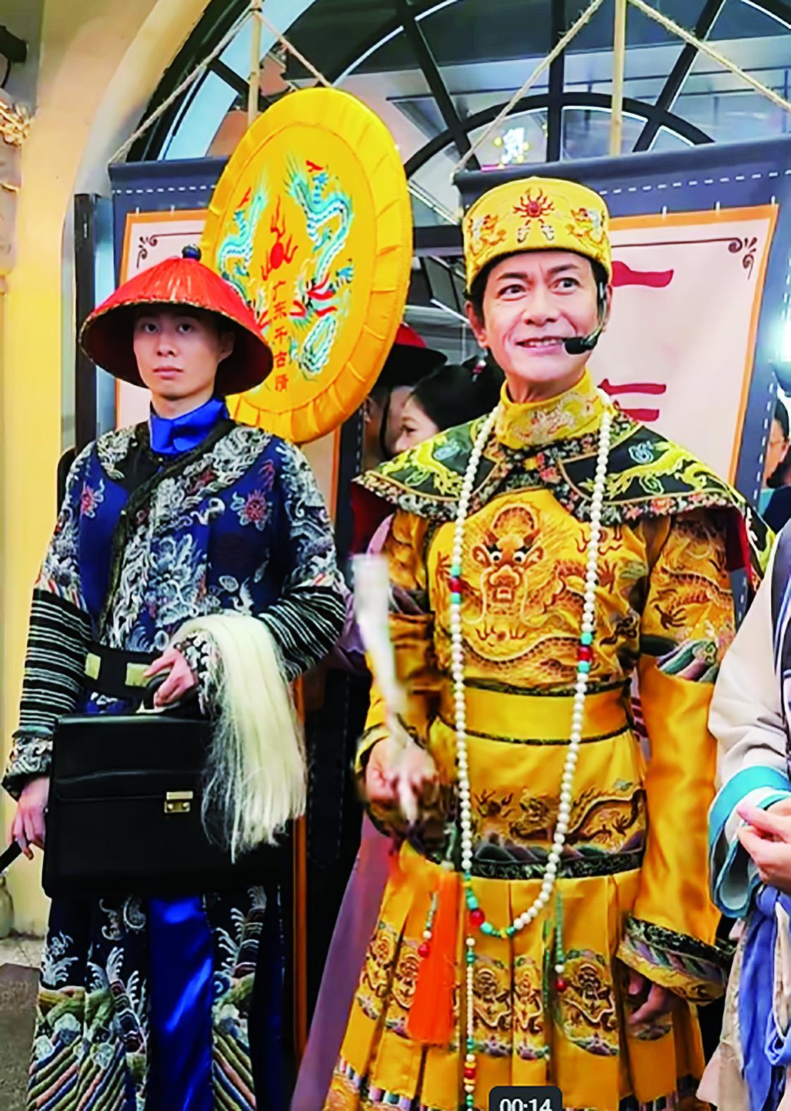 江华在广东千古情景区扮演“帝王”