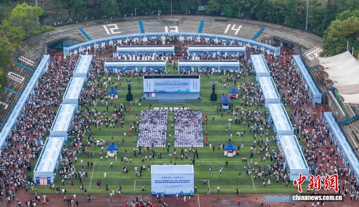 資料圖為重慶舉辦高校畢業生雙選會。重慶人社供圖