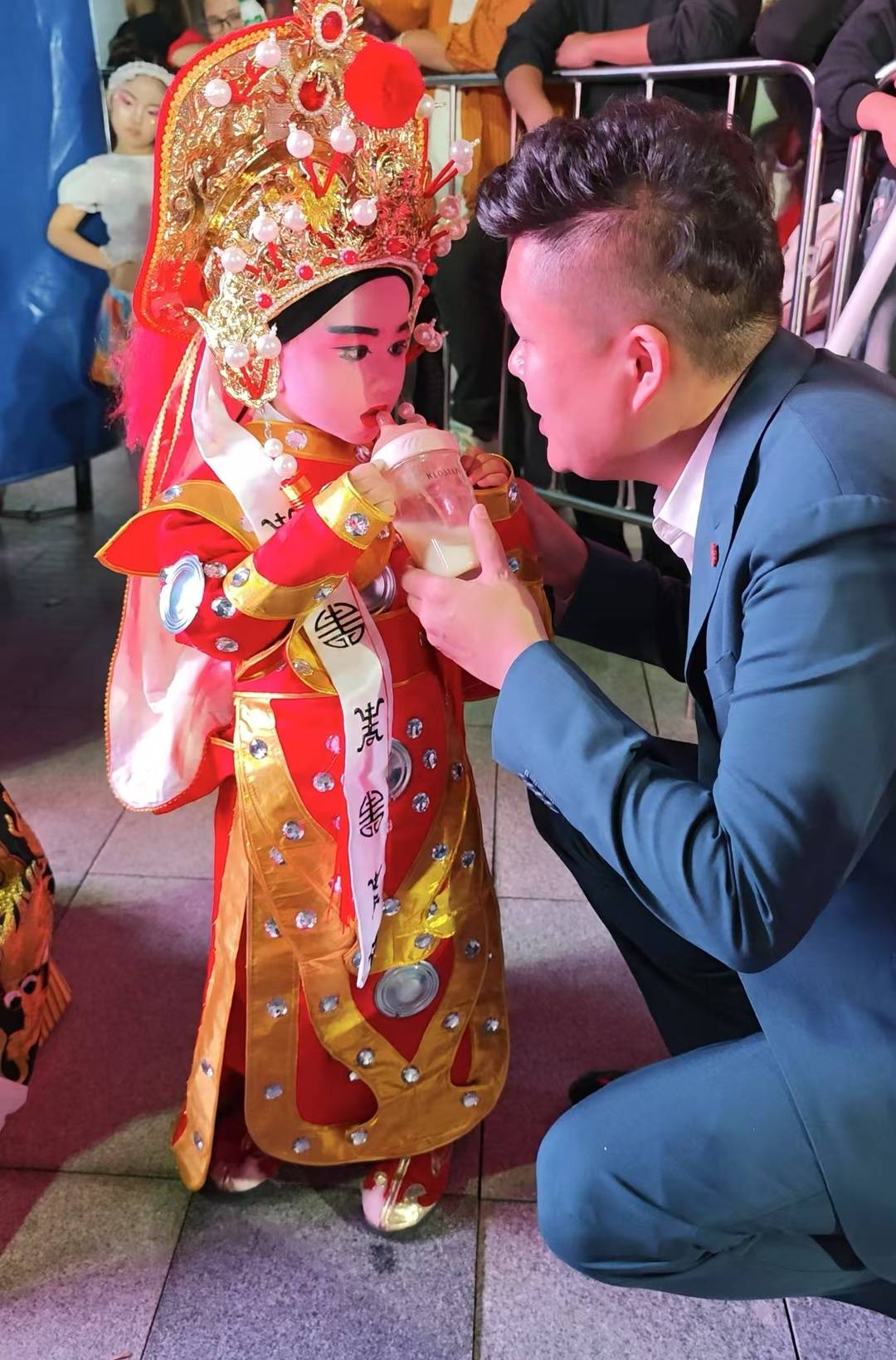 「花木蘭」上台前先喝奶，萌翻了（影片截圖）