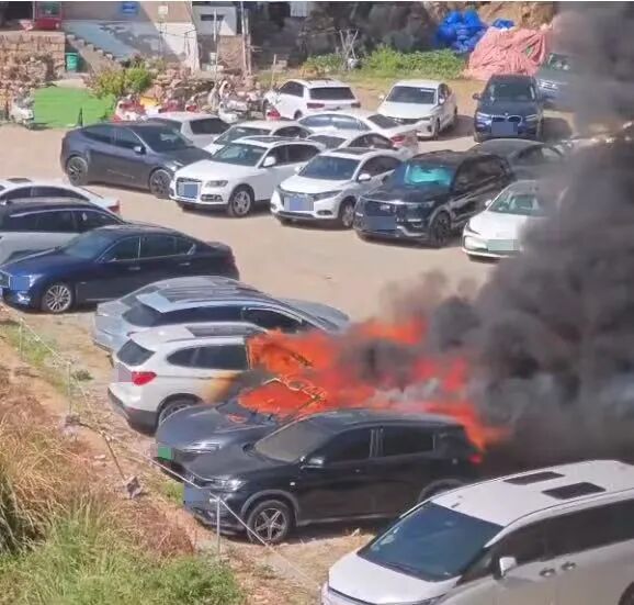 对标豪车却陷"起火魔咒":阿维塔06提车1月自燃，连烧7车！上市在即安全隐患难消，业绩目标恐又落空……