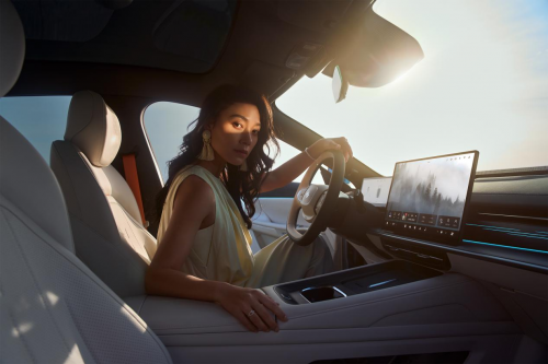 新手开新能源车怕麻烦？东风奕派 eπ007 来助力，初次驾车也安心