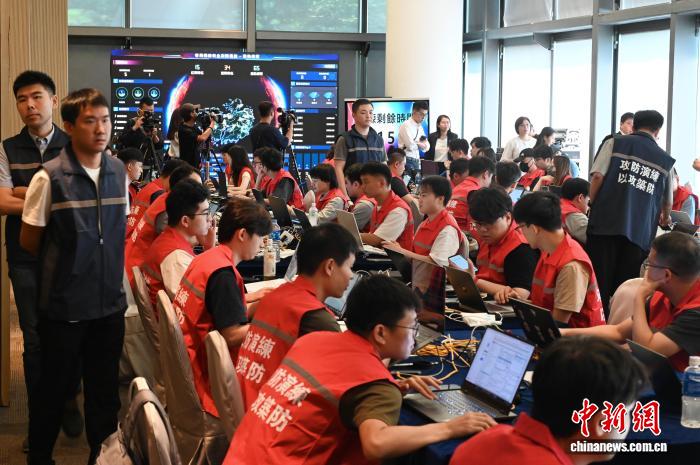 圖為現場人員進行60小時的網絡安全攻防演練。中新社記者 李誌華 攝