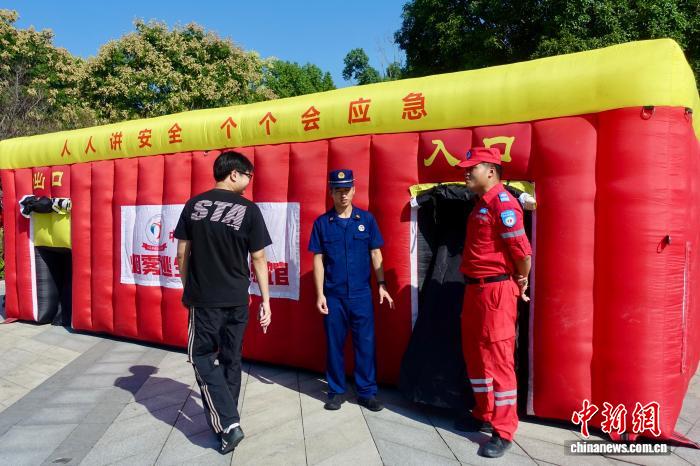 10月10日，工作人員向市民介紹煙霧逃生移動體驗館。中新社記者 錢晨菲 攝