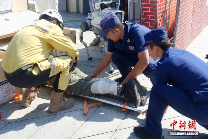 10月10日，消防及救援力量演練解救被困人員。中新社記者 錢晨菲 攝