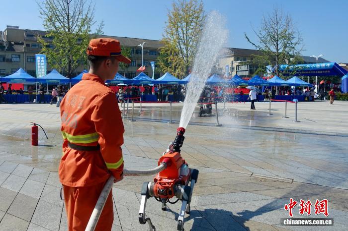 10月10日，機器狗參與滅火演練。中新社記者 錢晨菲 攝