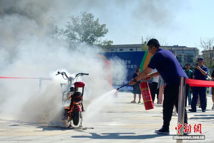 10月10日，工作人員演示滅火過程。中新社記者 錢晨菲 攝