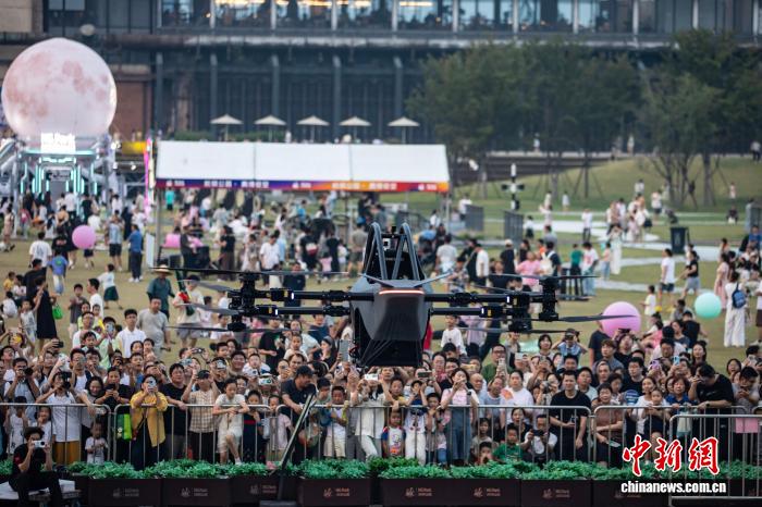 10月7日，浙江杭州，遊人在杭州大運河杭鋼公園觀看飛行器飛行表演。吳君毅 攝