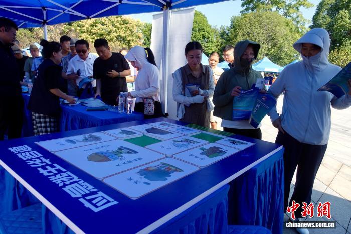 10月10日，市民體驗「應急逃生華容道」項目。中新社記者 錢晨菲 攝