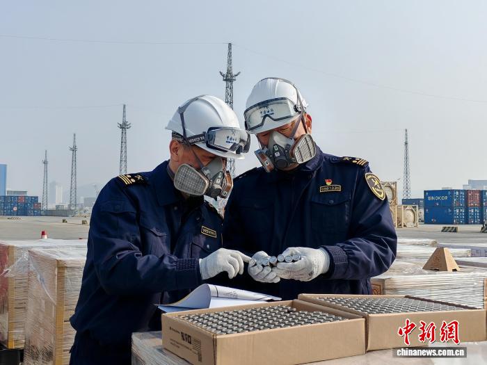 圖為大窯灣海關監管退運「洋垃圾」59.5噸。劉鑫赫 攝