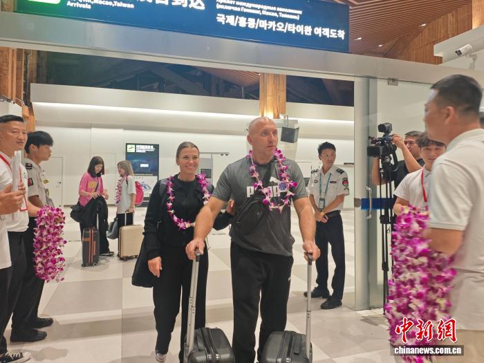 10月8日晚，海南三亞，三亞往返明斯克首航航班抵達三亞鳳凰國際機場。圖為白俄羅斯遊客到達機場國際航站樓。張月和 攝