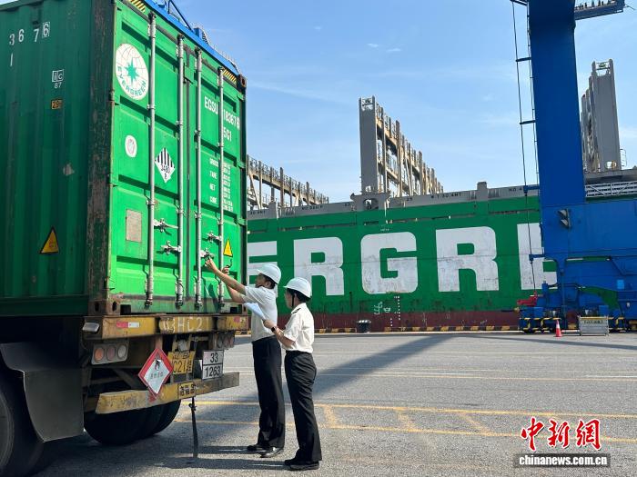 圖為大窯灣海關監管退運洋垃圾59.5噸。肖雪 攝