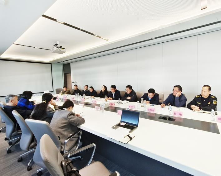 省市场监管局来鄂州花湖国际机场调研,了解机场运营、标准化等现状,听取标准化工作诉求。 (省标质院供图)