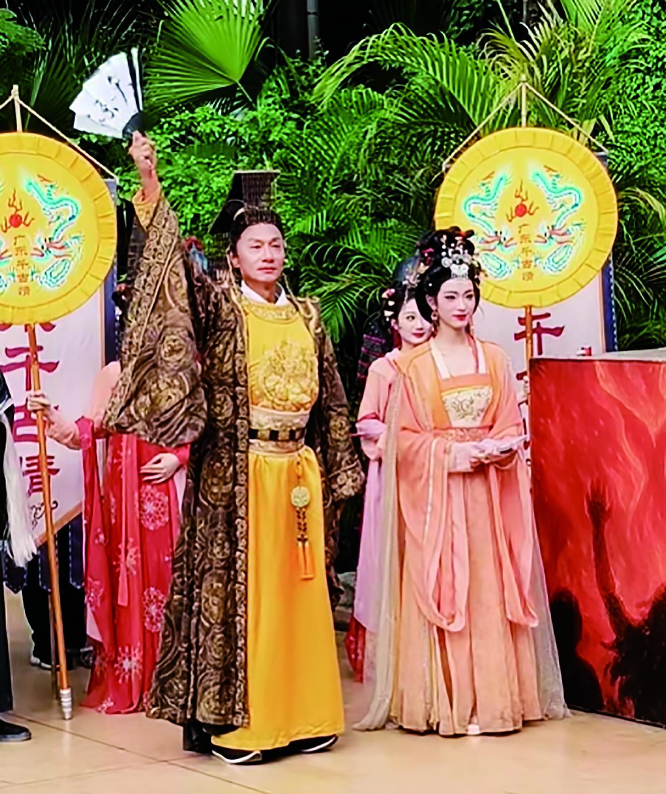 林俊贤在景区扮演“帝王”