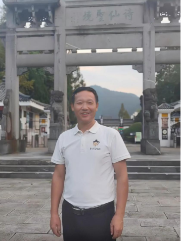 2025年9月12日傍晚,身穿印有“李白文化园”文化衫的谷常新笑迎八方来客。(新华网记者 李雪芹 摄)