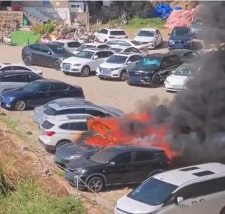 阿维塔06新能源汽车起火致多车毁损