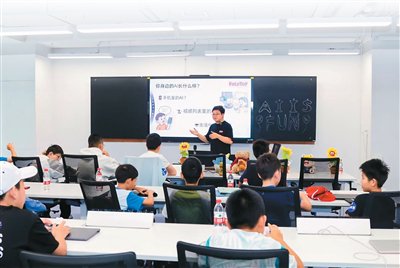 郭興華為孩子們講授AI玩具DIY課程。受訪者供圖