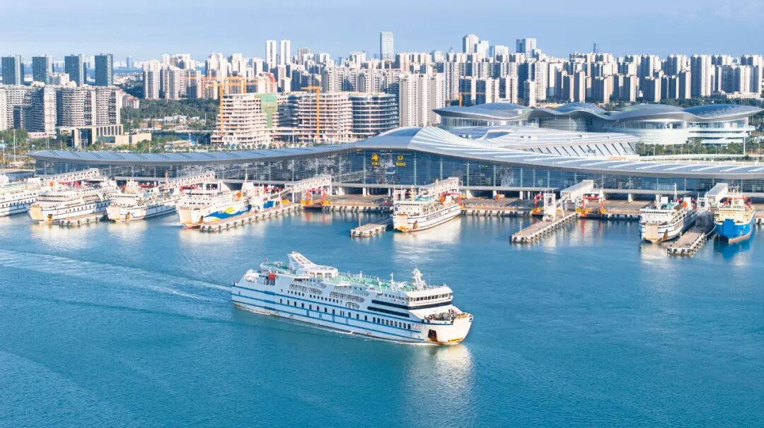海峡股份客滚船队在琼州海峡有序作业