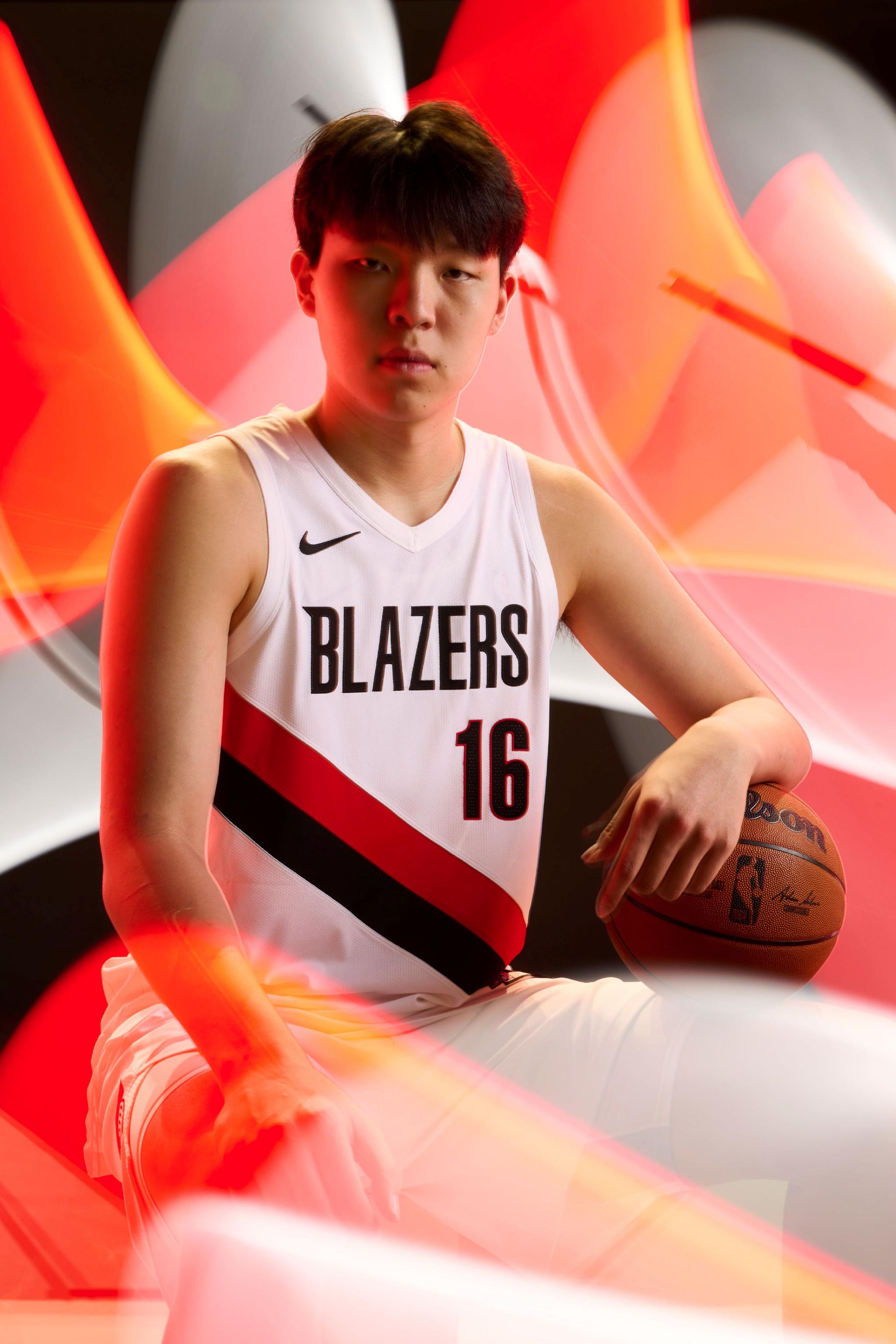 媒体人：杨瀚森脸皮不薄放得开 这挺好的 阿联就是吃这方面的亏