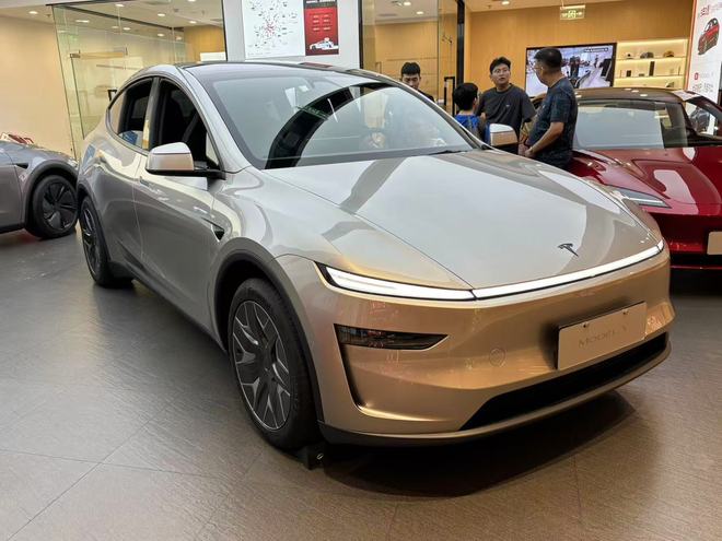 Model Y后驱长续航版亮相工信部新车公示！特斯拉在华开启多维度产品攻势背后：销量毛利双下滑