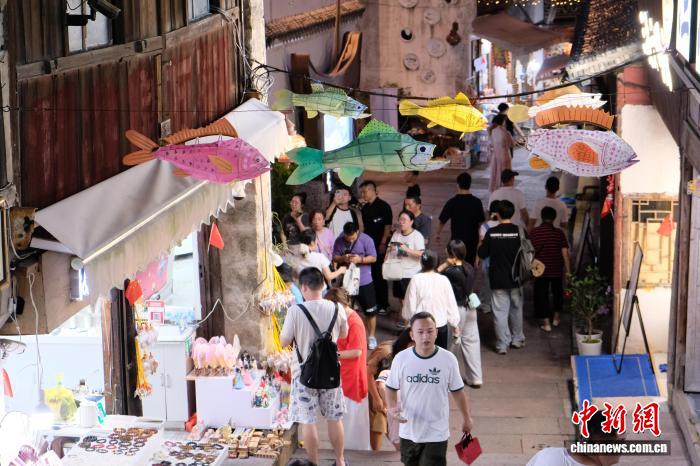 10月5日，遊客在石浦漁港古鎮行走。林波 攝