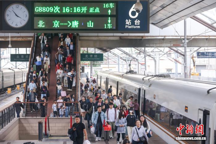 國慶假期，旅客在北京站乘車出行。記者 賈天勇 攝