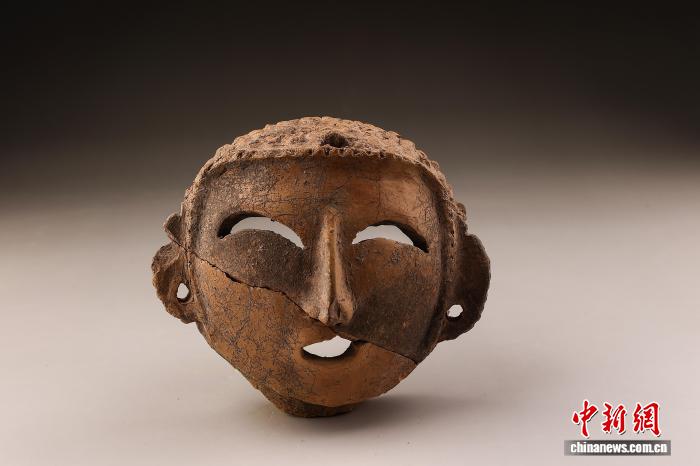 圖為出土的陶塑人面像。(資料圖,陝西省考古研究院供圖)