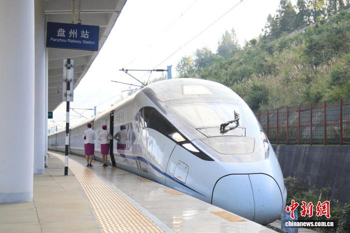 10月11日，在貴州省盤州市，盤興高鐵運行試驗列車從盤州站駛出。王波 攝