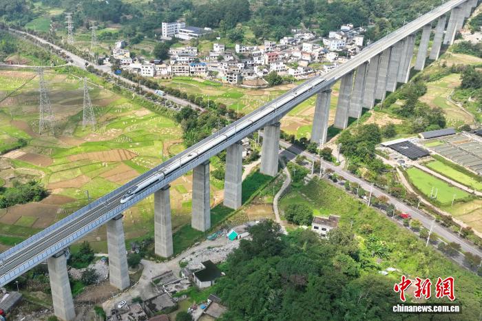 10月11日，在貴州省興義市，盤興高鐵運行試驗列車正運行在清水河鎮特大橋上。張貴忠 攝