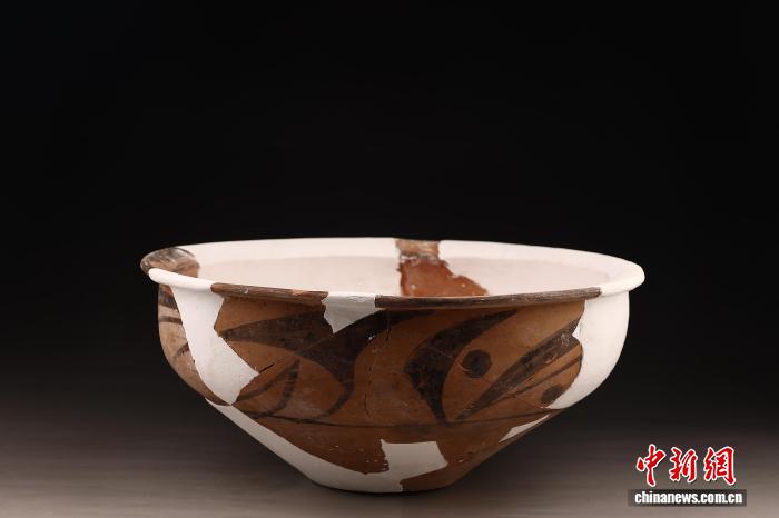 圖為出土的彩陶盆。(資料圖,陝西省考古研究院供圖)