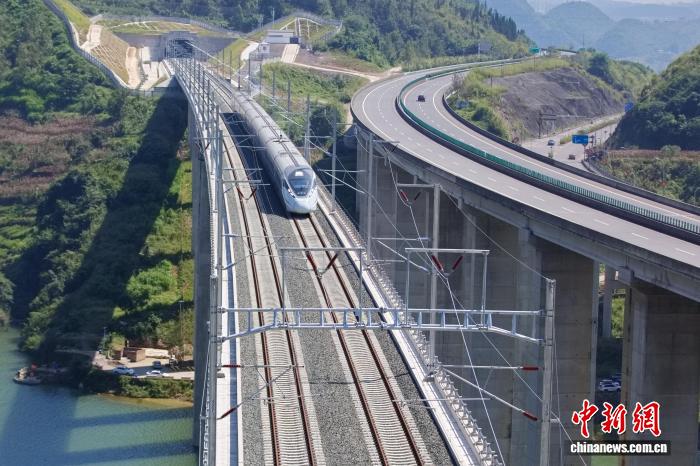 10月11日，運行實驗列車在盤興高鐵線路上進行運行測試。張貴忠 攝