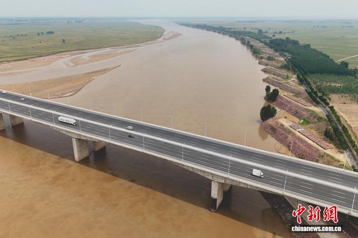 圖為初夏時節的黃河河南省中牟縣段。(無人機照片) 記者 劉鵬 攝