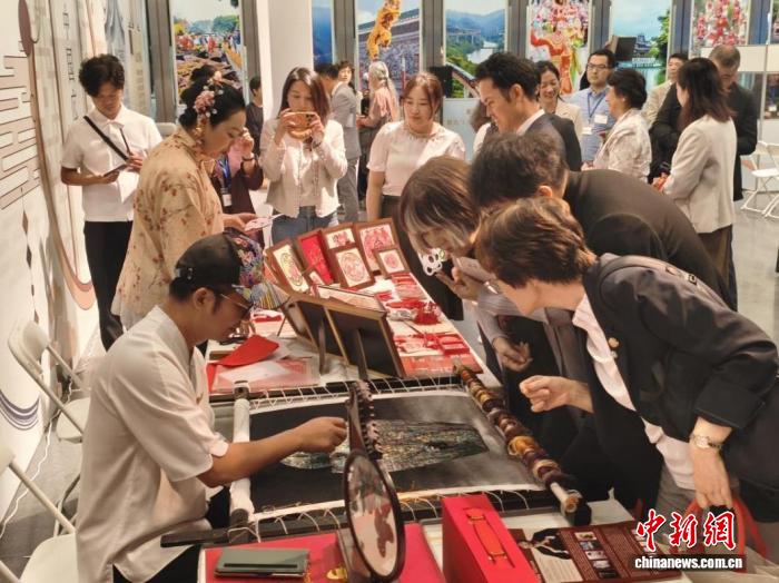 熱鬧非凡的非遺體驗區。主辦方供圖