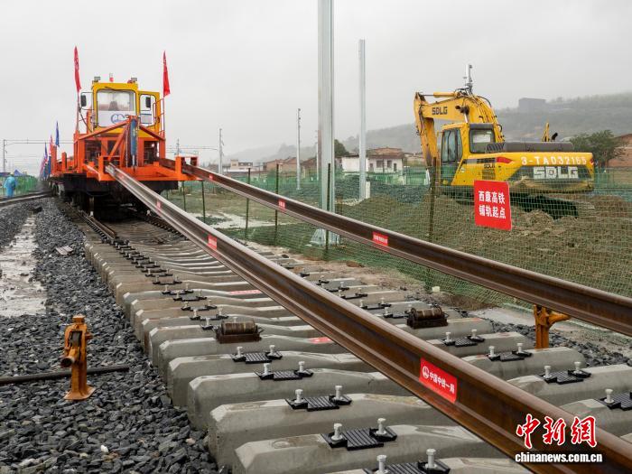 圖為鋪軌現場。劉盼利 攝