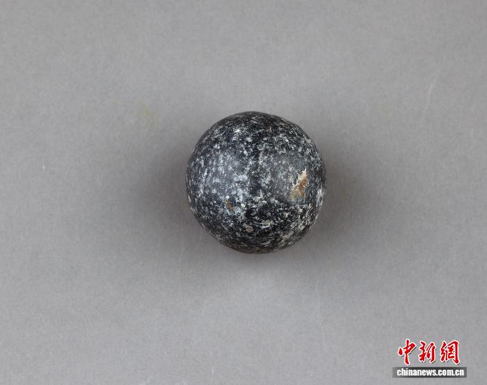 圖為出土的石球。(資料圖,陝西省考古研究院供圖)