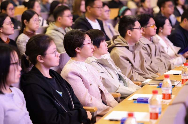 学生们聆听“新”产业一线人才代表讲述攻坚克难的奋斗故事。 中国传媒大学供图