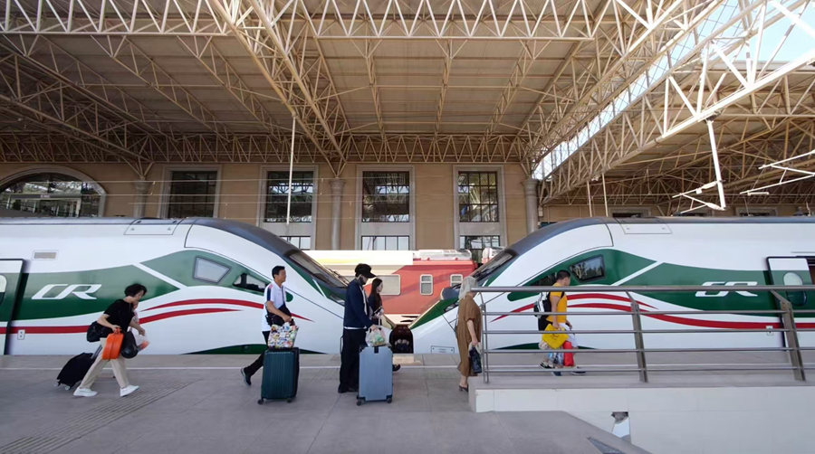   出行旅客。張誌華 攝