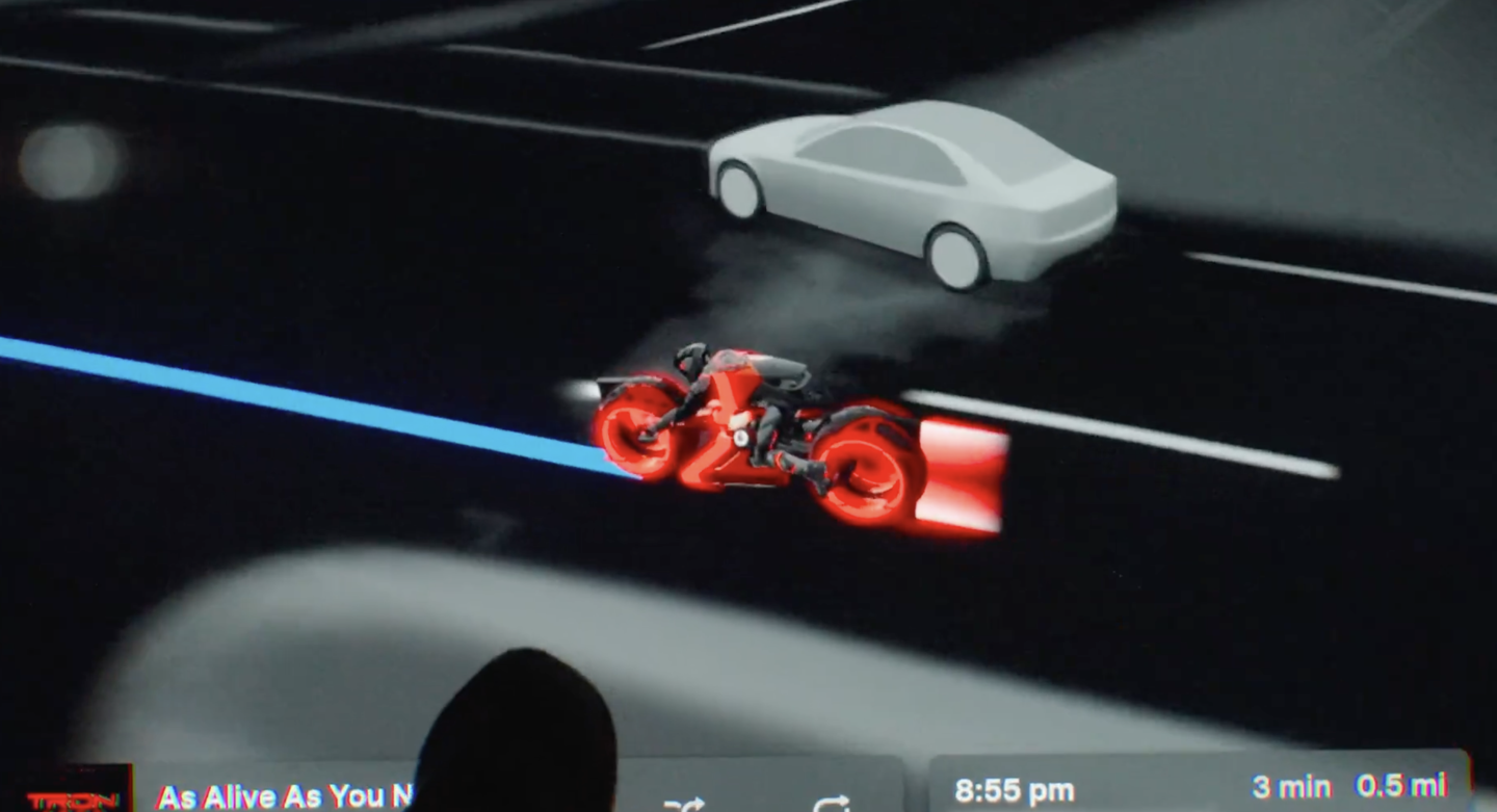 特斯拉与迪士尼合作引争议：车机更新引入电影《创：战神》未来摩托车 3D 车模被质疑为“植入广告”